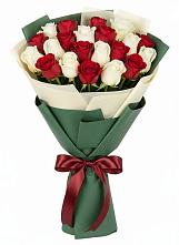 Букет Микс из красных и белых роз в Старые Атаги