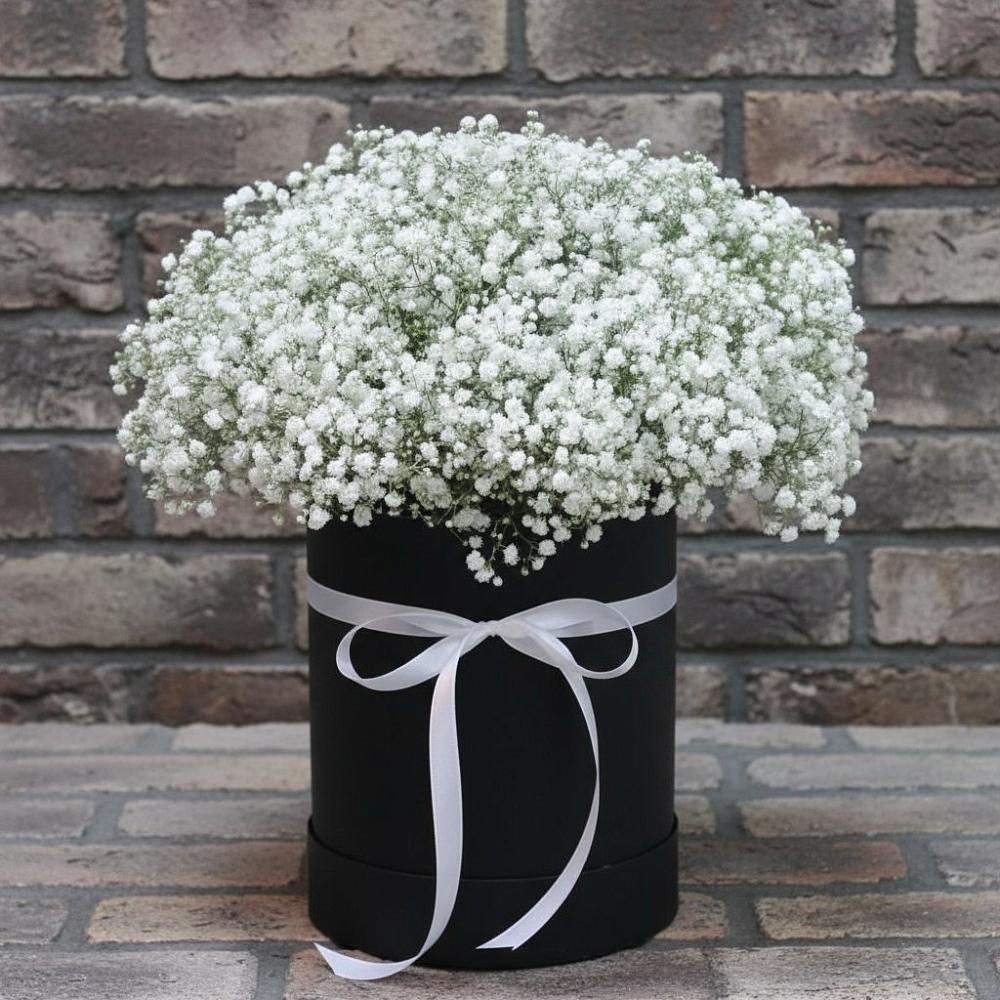 Цветочная композиция из Гипсофила в шляпной коробке в Старые Атаги