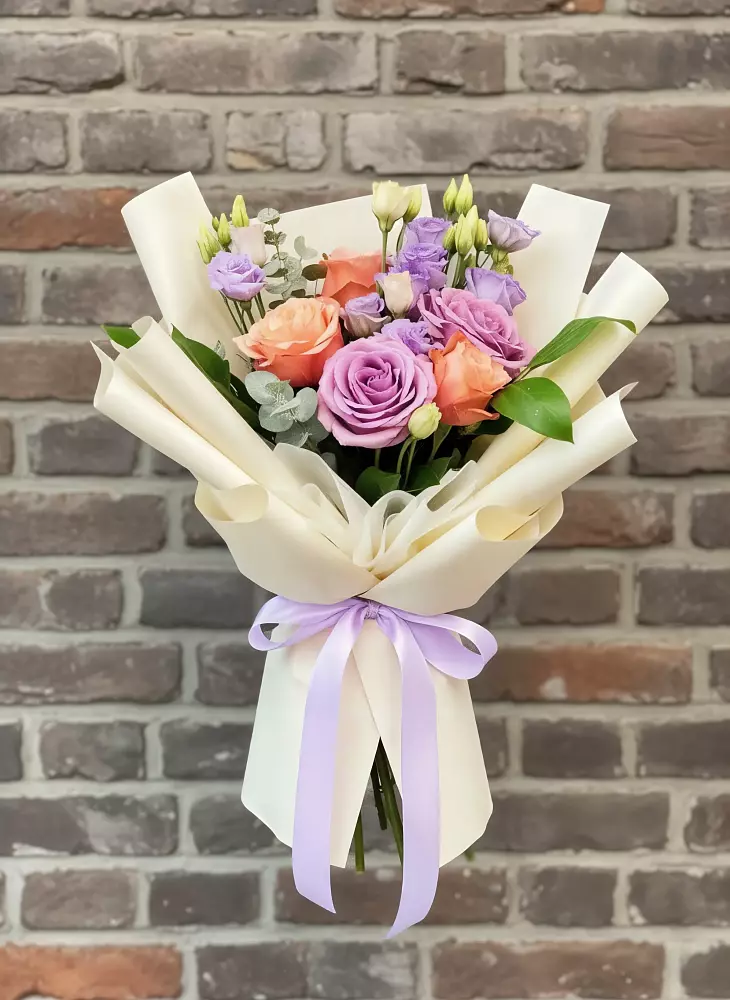 Букет цветов из: Лизиантусы и Розы в Старые Атаги