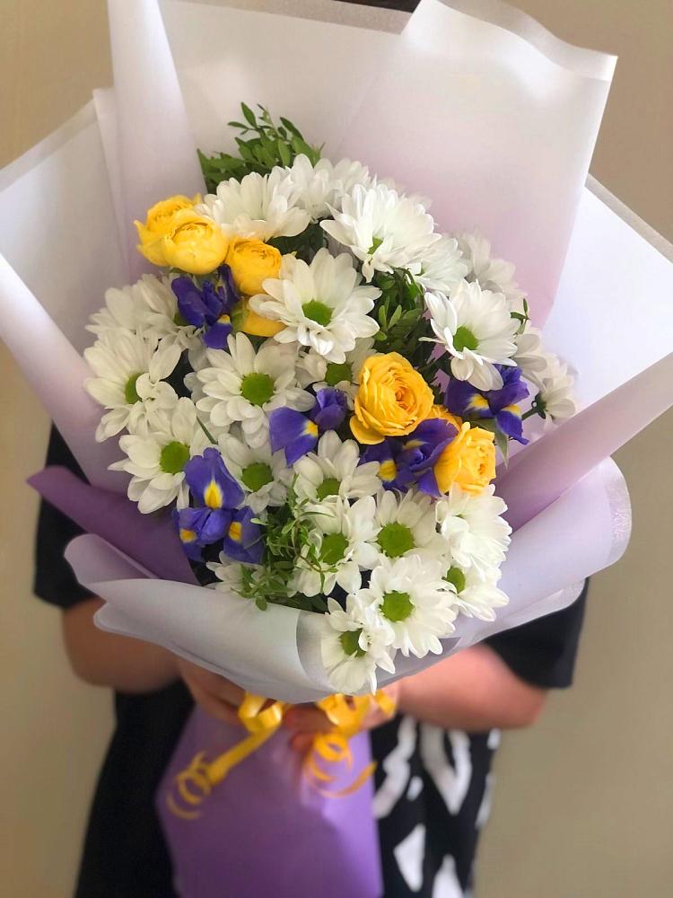 Букет цветов из: Ирисы, Хризантемы и Розы в Старые Атаги