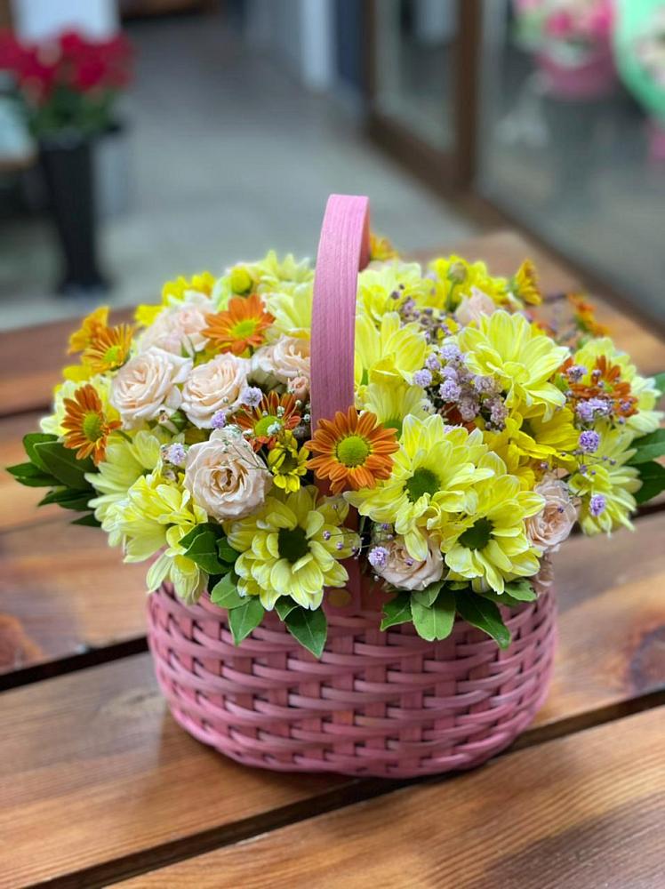Цветочная композиция из Хризантемы и Розы в корзине в Старые Атаги