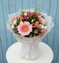 Букет цветов из:  Герберы, Альстромерии и Лизиантусы в Старые Атаги