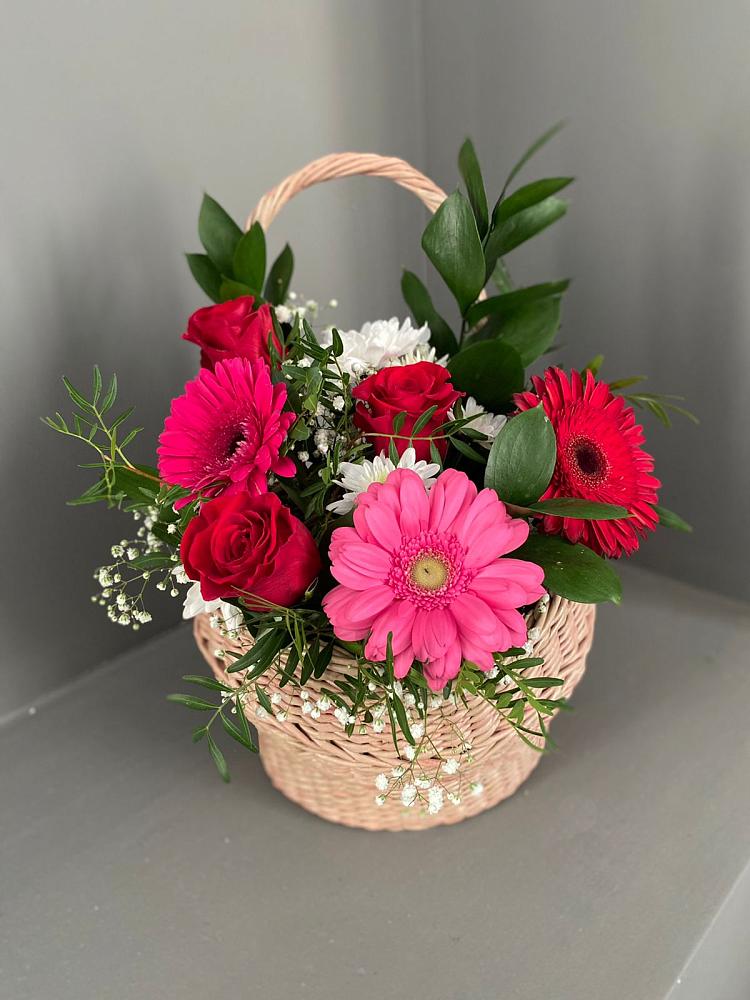 Цветочная композиция из Розы, Хризантемы и Герберы в корзине в Старые Атаги