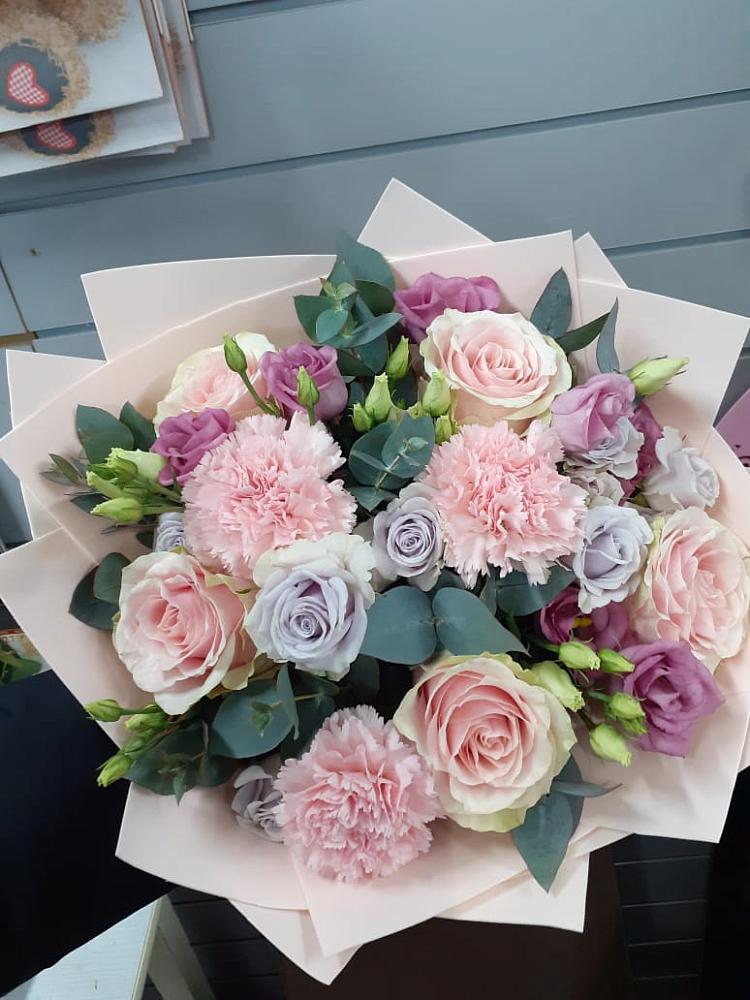 Букет цветов из: Розы, Гвоздики и Лизиантусы в Старые Атаги