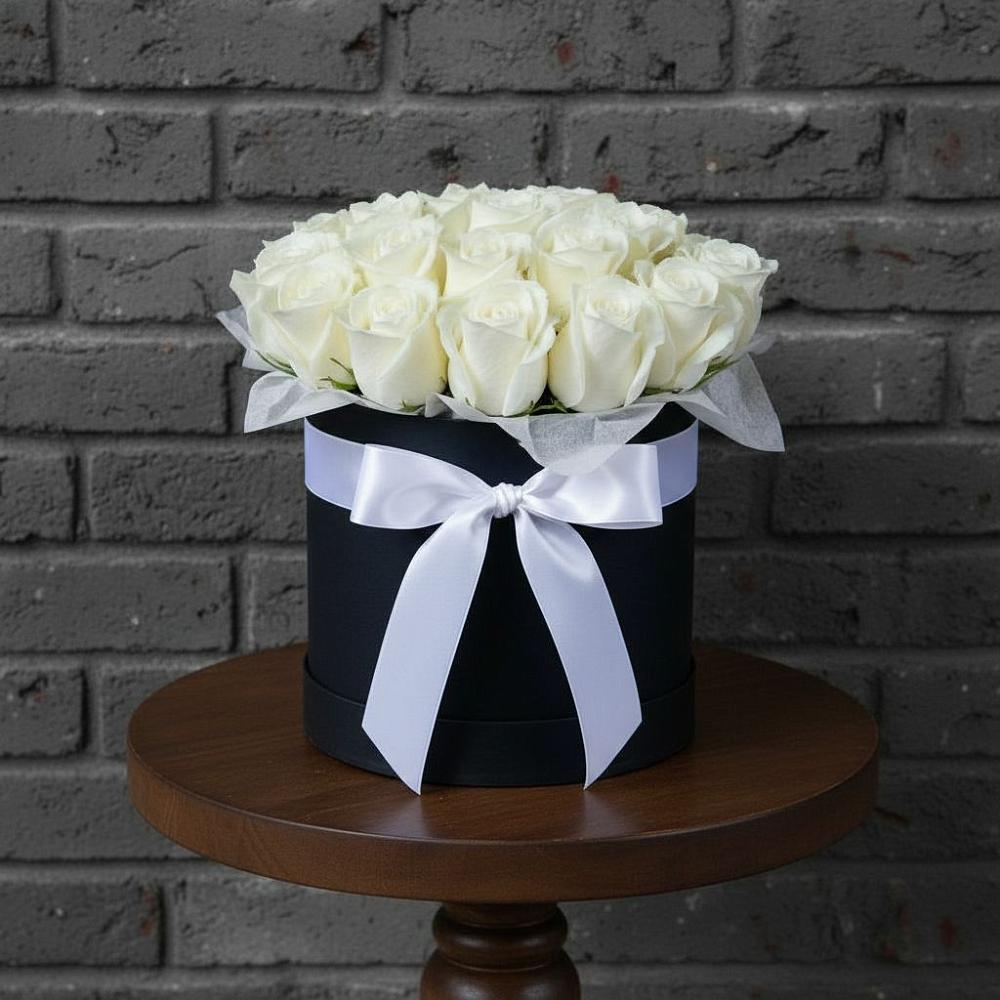 Цветочная композиция из Розы в шляпной коробке в Старые Атаги