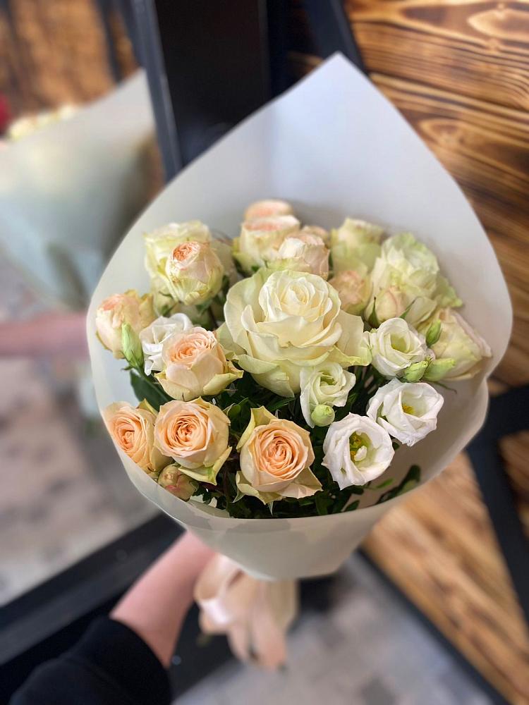 Букет цветов из: Розы и Лизиантусы в Старые Атаги