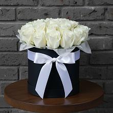 Цветочная композиция из Розы в шляпной коробке в Старые Атаги